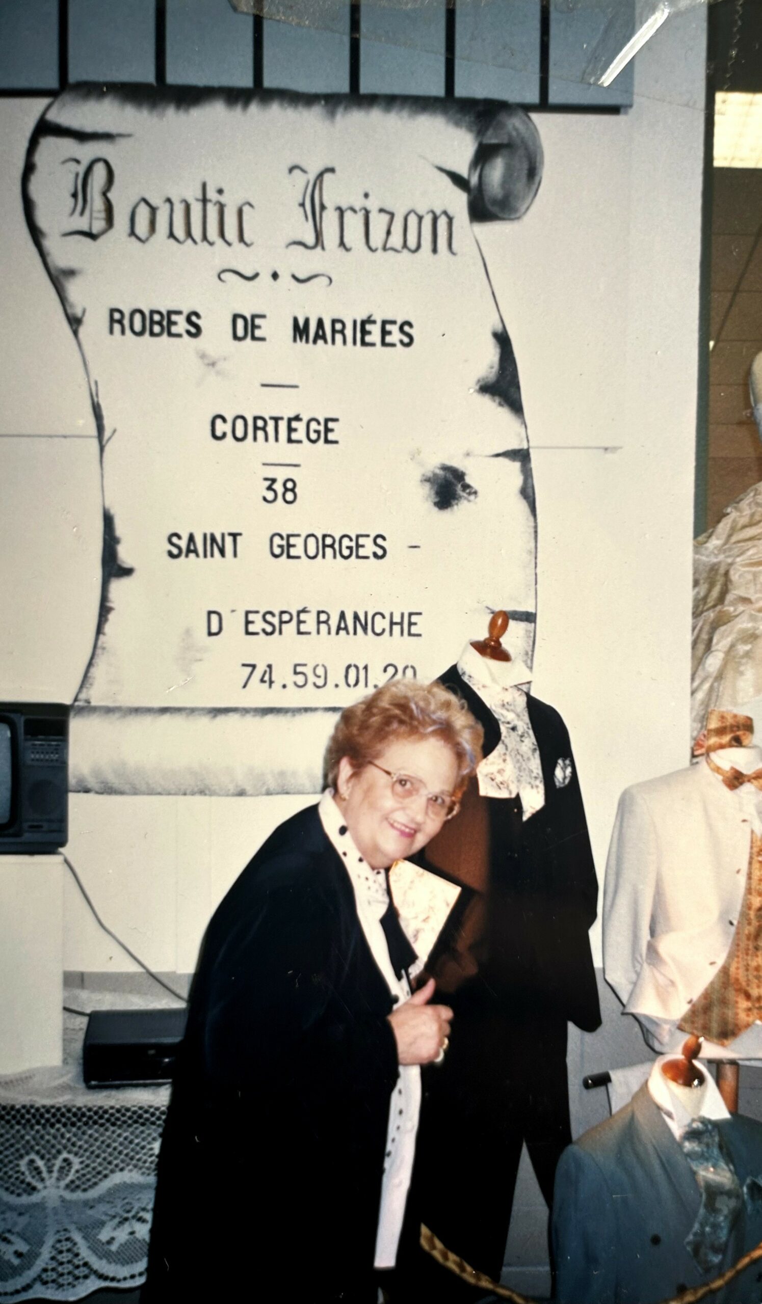 Monique Frizon devant la boutique
